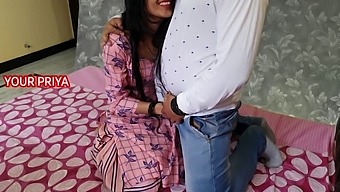 হিন্দি কথা বলছে এবং ১৮ বছরের ভারতীয় মেয়ের অর্গাস্ম।