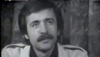بوسه پرشور زوج ترک منجر به برخورد داغ می شود.