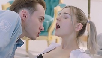 Russisch Schoolmeisje Verleidt En Wordt Geneukt Door Een Geile Jongen Met Grote Natuurlijke Tieten