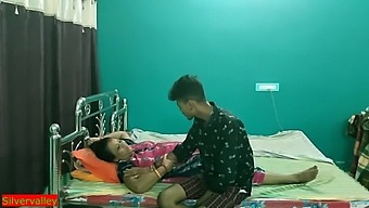 یک زن خانه دار هندی مخفیانه با شوهرش در حال رابطه جنسی است که در دوربین گرفته شده است.