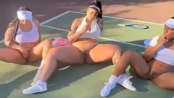 Uma Mulher Brincalhona De Tênis Atinge O Orgasmo Enquanto Compete.