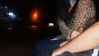 Застрашавам Ли Се, Като Излагам Пениса Си На Тази Чакаща Автобуса Жена? Какъв Ще Бъде Нейният Отговор?