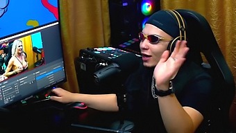 Sheipada Își Arată Sânii Mari În Timpul Unei Transmisii Podcast