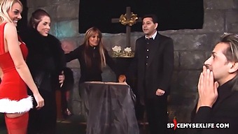El Encuentro Navideño De La Rubia Santa Con Monja Y Cura Lleva A Un Placer Intenso