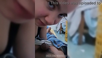 Petrecerea Sălbatică De La Facultate Duce La O Gură De Spermă Pentru Tânărul Student