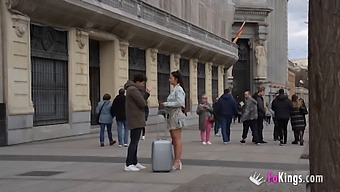 Нурия Милан, Начинаеща Момиче, Обича Да Хваща Непознати На Улицата За Интензивни Сексуални Срещи!