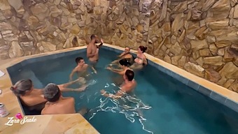 Prietenii Noștri Și Cu Mine Am Mers La Un Motel Pentru O Sesiune Fierbinte, Începând Cu Un Striptease Erotic În Lenjerie Roșie Și Transparentă