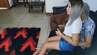 La Sorpresa Del Suocero Amatoriale: Moglie E Nuora Si Dedicano A Un Gioco Bollente