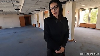 A Real Estate Agent Cheats On Her Partner And Gets Anal Sex During A Fake Client Visit