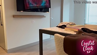 Femeie Matură Frumoasă Cu Ochelari Seduce Studentul De Colegiu În Camera De Cămin
