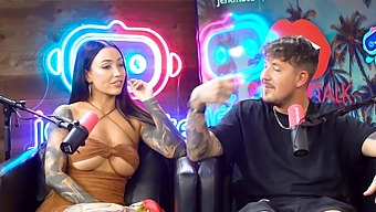 Лили Филлипс Трахается С Низкорослым Красавчиком На Подкасте Pillow Talk.